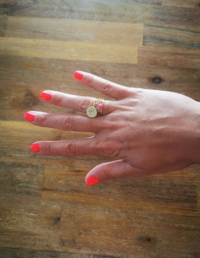 bague doré en acier inoxidable doré avec une perle rose fushia et la lettre a