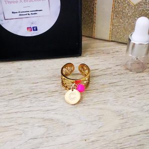 bague doré en acier inoxidable doré avec une perle rose fushia et la lettre c