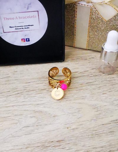 bague doré en acier inoxidable doré avec une perle rose fushia et la lettre c