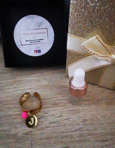 bague doré en acier inoxidable doré avec une perle rose fushia et la lettre j