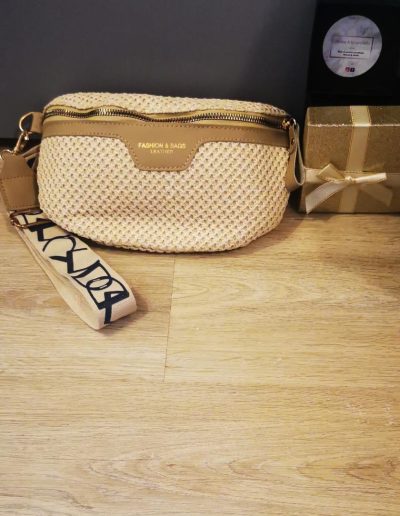 banane écru à fermeture éclair, pochette intèrieur avec fermeture éclair avec ance réglable et interchangeable, taille hauteur 18cm largeur 27cm au plus large et largeur 7cm au plus large