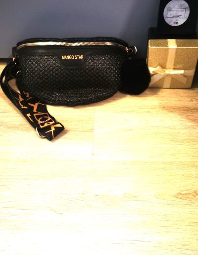 banane noir à fermeture éclair, pochette intèrieur avec fermeture éclair avec ance réglable et interchangeable, taille hauteur 18cm largeur 27cm au plus large et largeur 7cm au plus large