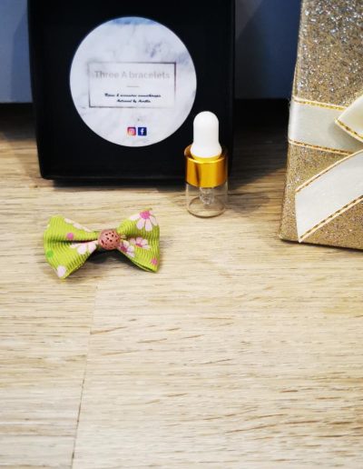 barette noeud à petite fleur verte pâle et perle de lave rose
