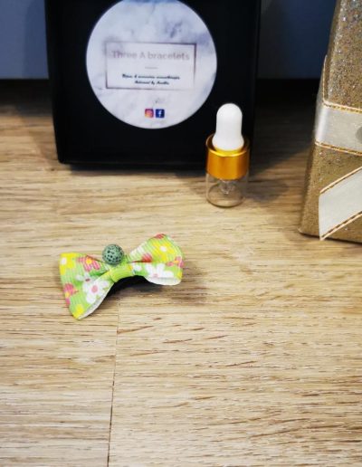 barette noeud à petite fleur verte pâle et perle de lave verte