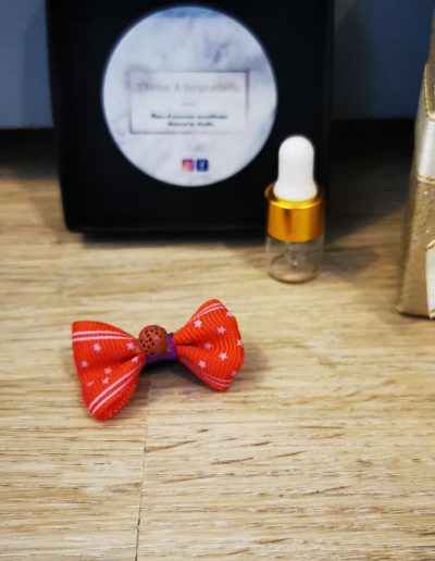 barette noeud rouge à étoile blanche et une perle de lave rouge