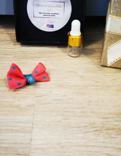 barette noeud rouge et coeur turquoise avec une perle de lave turquoise