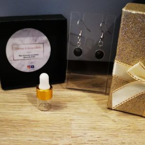 boucle d'oreille sphère en acier inoxydale argenté et une perle de lave noire