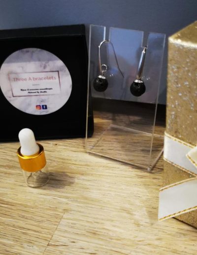 boucles d'oreille en acier inoxydable pendante et une perle de lave noire 8mm
