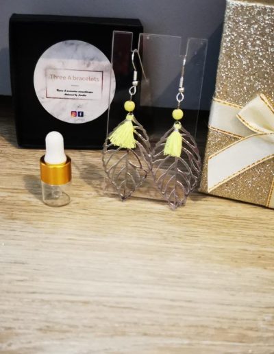 boucles d'oreilles argenté feuilles en acier inoxydable et perle de lave et pompons jaune fluo