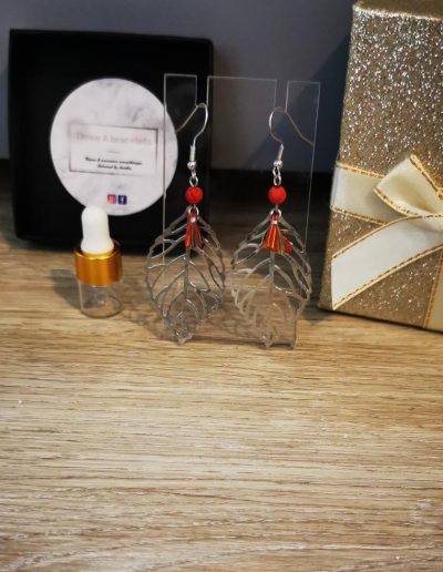 boucles d'oreilles argenté feuilles en acier inoxydable et perle de lave rouge et pompons antillais
