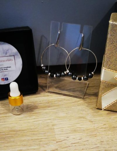 boucles d'oreilles créoles en acier inoxydale argenté et perled hématite grise et une perle de lave noire