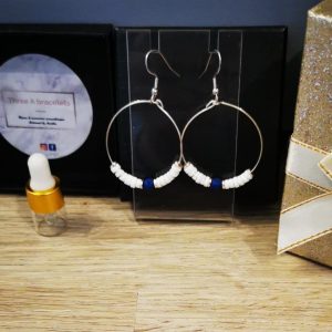 boucles d'oreilles créoles en acier inoxydale argenté et perles de coquillage et une perle de lave bleu foncé