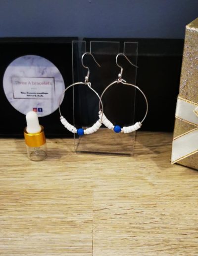 boucles d'oreilles créoles en acier inoxydale argenté et perles de coquillage et une perle de lave bleu turqoise