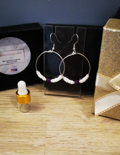 boucles d'oreilles créoles en acier inoxydale argenté et perles de coquillage et une perle de lave violette