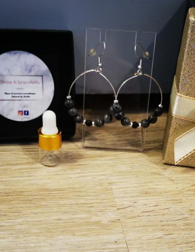 boucles d'oreilles créoles en acier inoxydale argenté et perles marbre grise foncé et une perle de lave noir