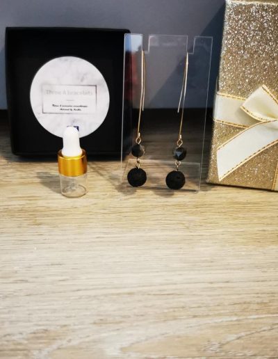 boucles d'oreilles doré en acier inoxydable avec une perle à facette noire et perle de lave noire 8mm