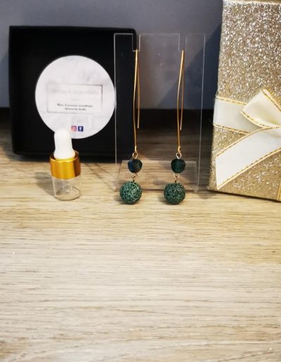 boucles d'oreilles doré en acier inoxydable avec une perle à facette vert foncé et perle de lave vert foncé 8mm