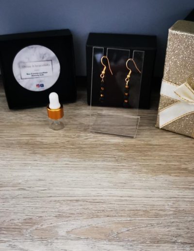boucles d'oreilles doré en acier inoxydable et perle de lave noire