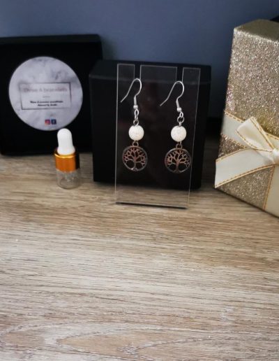boucles d'oreilles en acier inoxydable avec arbre de vie et perle de lave blanche
