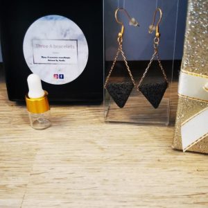 boucles d'oreilles en acier inoxydable doré et perles de lave en triangle noire
