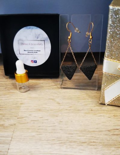 boucles d'oreilles en acier inoxydable doré et perles de lave en triangle noire