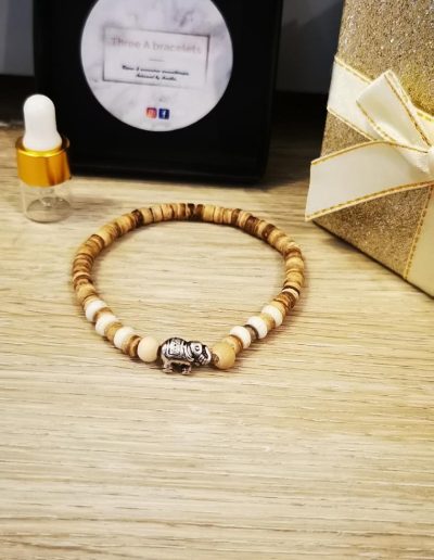 bracelet avec differents perles de bois avec un éléphant en acier inoxydable argenté 4mm et 6mm