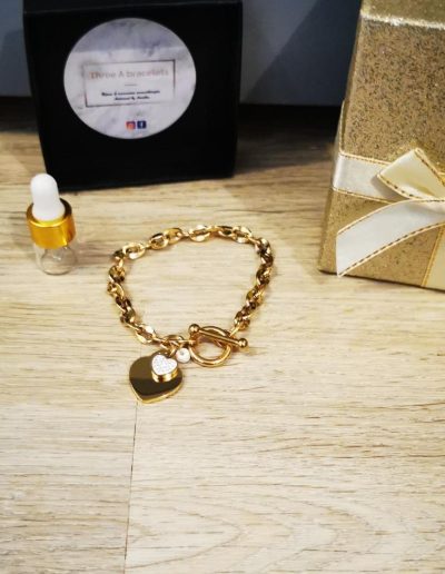 bracelet chaine doré en acier inoxydable avec coeur et perle de lave blanche 4mm