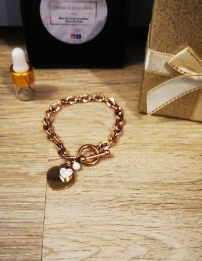 bracelet chaine rose gold en acier inoxydable avec coeur et perle de lave blanche 4mm