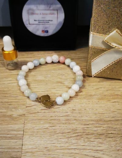 bracelet couleur layette, pieds doré en acier inoxydable et perle de lave blanche 6mm