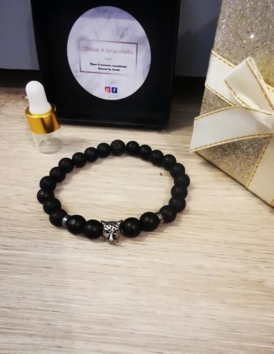bracelet élastique en perles de lave 6mm et perles en verre noire mâte 8mm et tête de panthère argenté en acier inoxydable