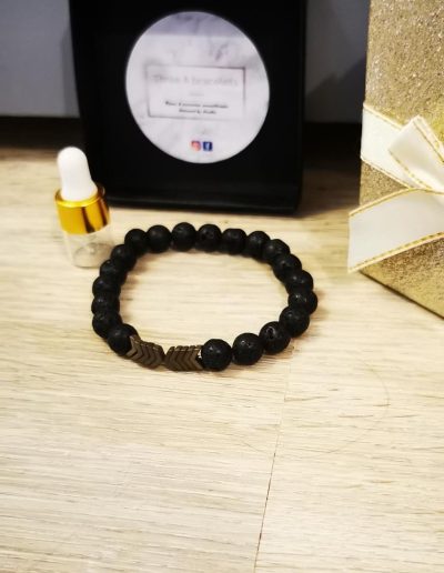bracelet élastique homme perles de lave noir et flèche bronze en acier inoxydable 8mm
