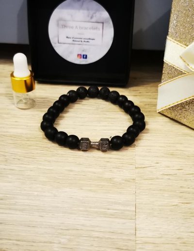 bracelet élastique perle de lave, perle en verre mâte noire brillante et un haltère argenté en acier inoxydable 8mm