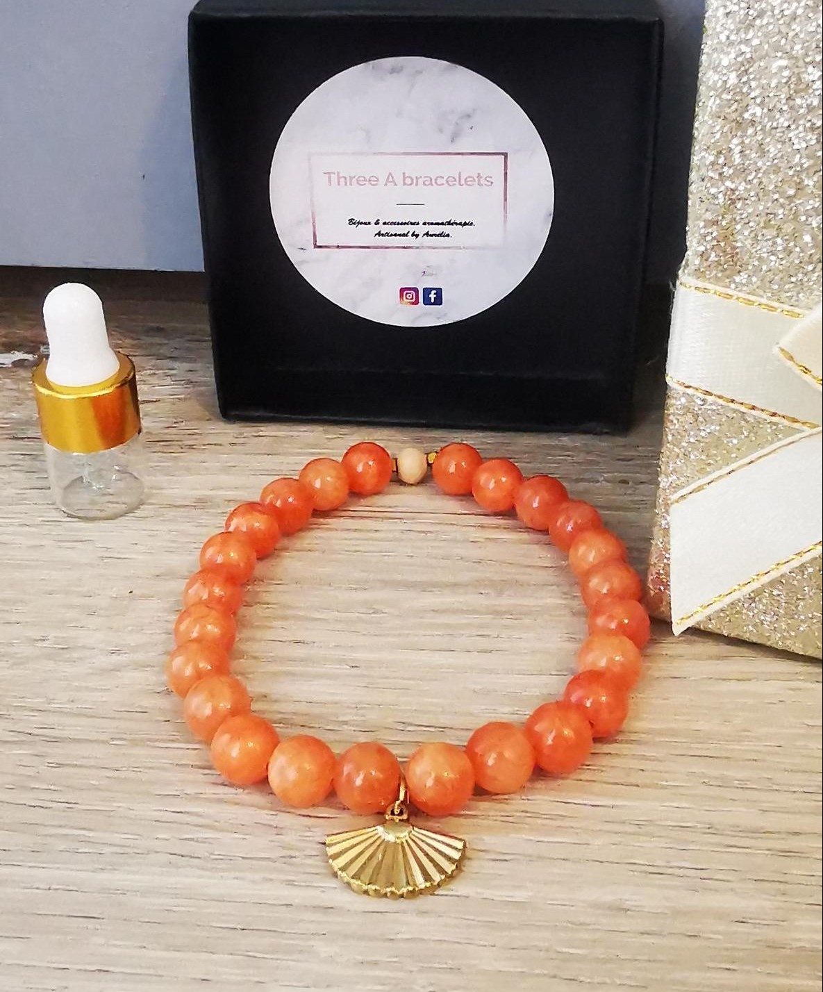 bracelet élastique perle jade orange et un eventail doré en acier inoxydable