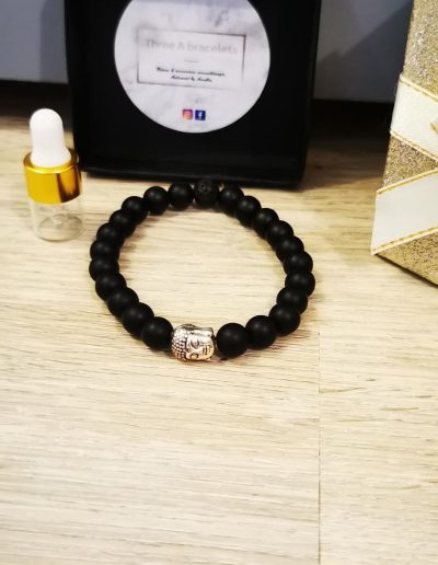 bracelet élastique perles en verre mâte , une perle de lave noire et buddha argenté en acier inoxydable