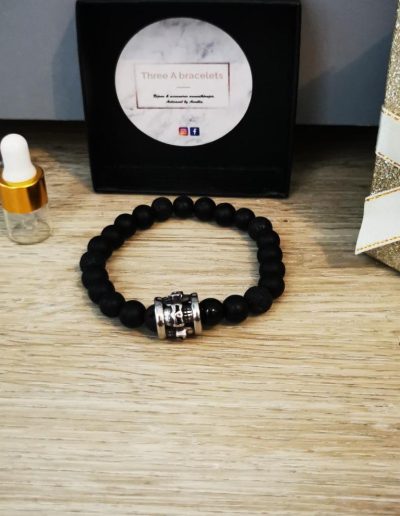 bracelet élastique perles en verre noir mâte et séparateur anneau tête de mort argenté en acier inoxydable