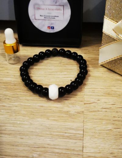 bracelet élastique perles en verre noire brillant et perle blanche a facette 8mm