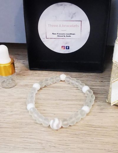 bracelet élastique perles en verre opaque et perles agate peinte