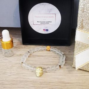 bracelet élastique perles en verre opaque et tête de mort doré en acier inoxydable
