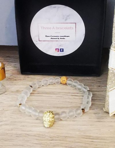 bracelet élastique perles en verre opaque et tête de mort doré en acier inoxydable
