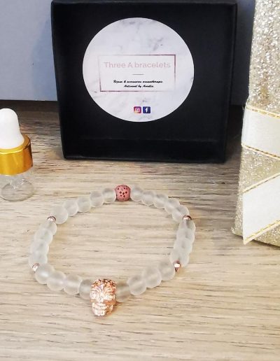 bracelet élastique perles en verre opaque et tête de mort rose gold en acier inoxydable