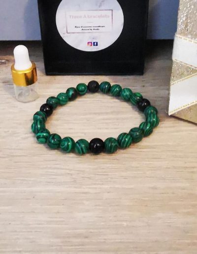 bracelet élastique perles malachite et prles noir en verre brillante