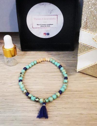 bracelet élastique perles marbre light green 4mm et lapis lazuli 4mm et un pompon bleu nuit