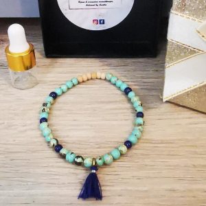 bracelet élastique perles marbre light green 4mm et un pompon bleu nuit