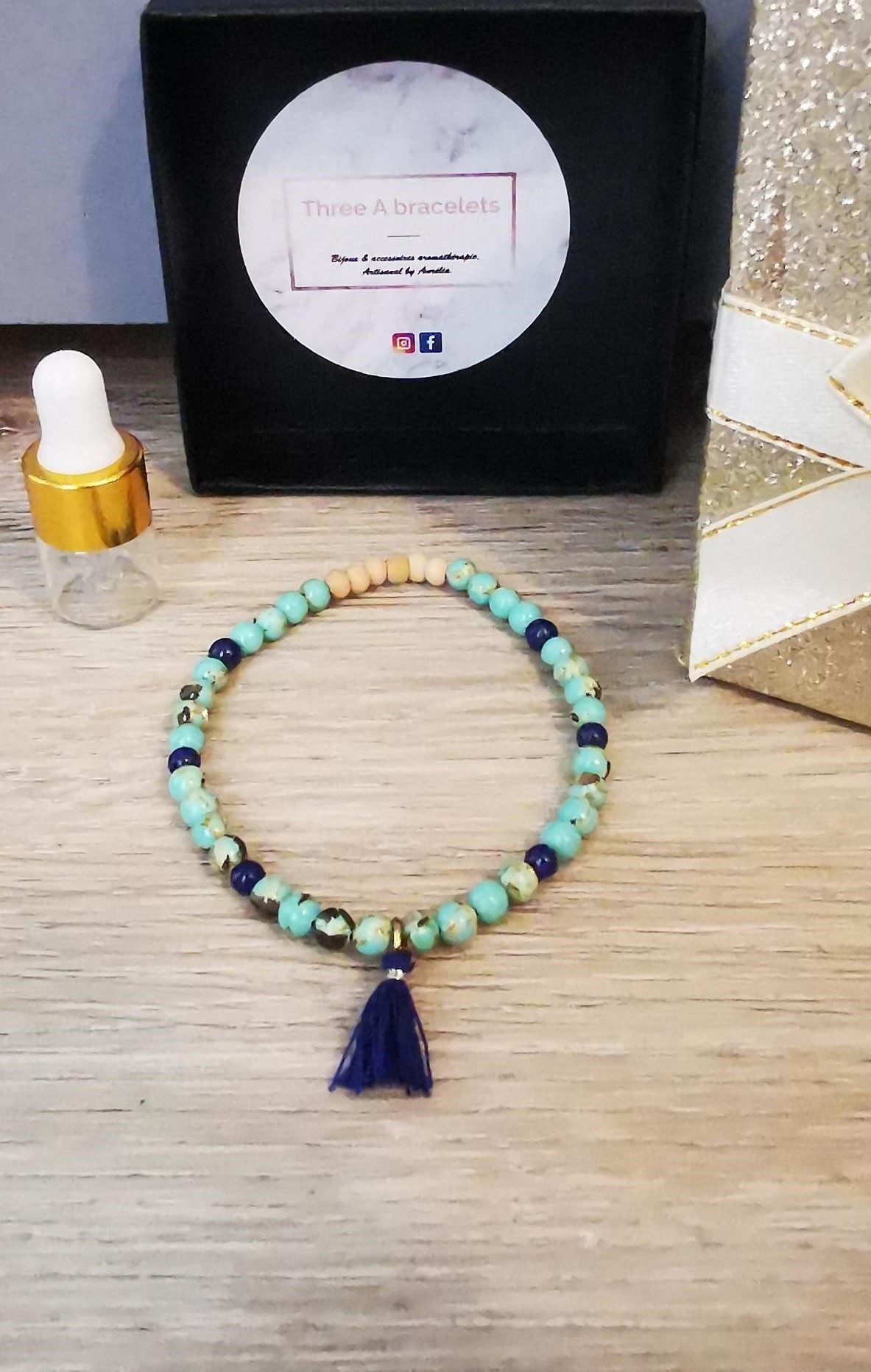 bracelet élastique perles marbre light green 4mm et un pompon bleu nuit