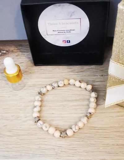 bracelet élastique perles marbre rose et gris et etoile argenté en acier inoxydable