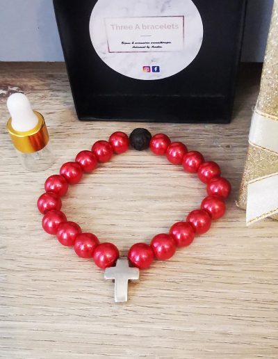 bracelet élastique perles rouge brillante et croix argenté en acier inoxydable
