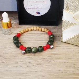 bracelet élastique perles rouge en verre et perles vert foret et grelots en acier inoxydable