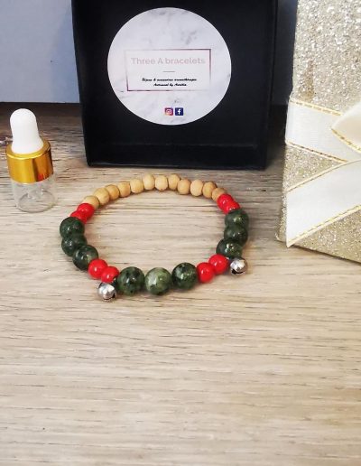 bracelet élastique perles rouge en verre et perles vert foret et grelots en acier inoxydable