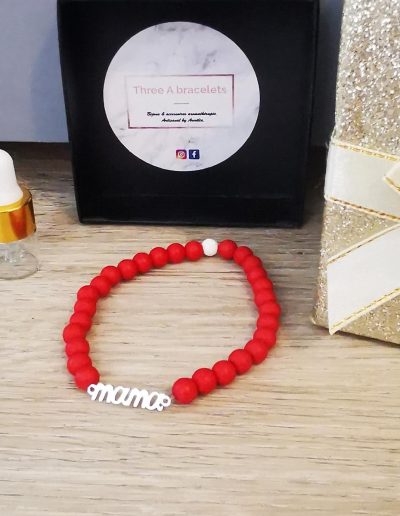 bracelet élastique perles rouge verre mâte et mama en acier inoxydable argenté