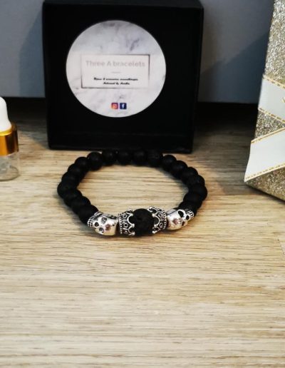 bracelet élastique perles verre noir mâte et 2 tête de mort et 2 couronneset une perle de lave noir